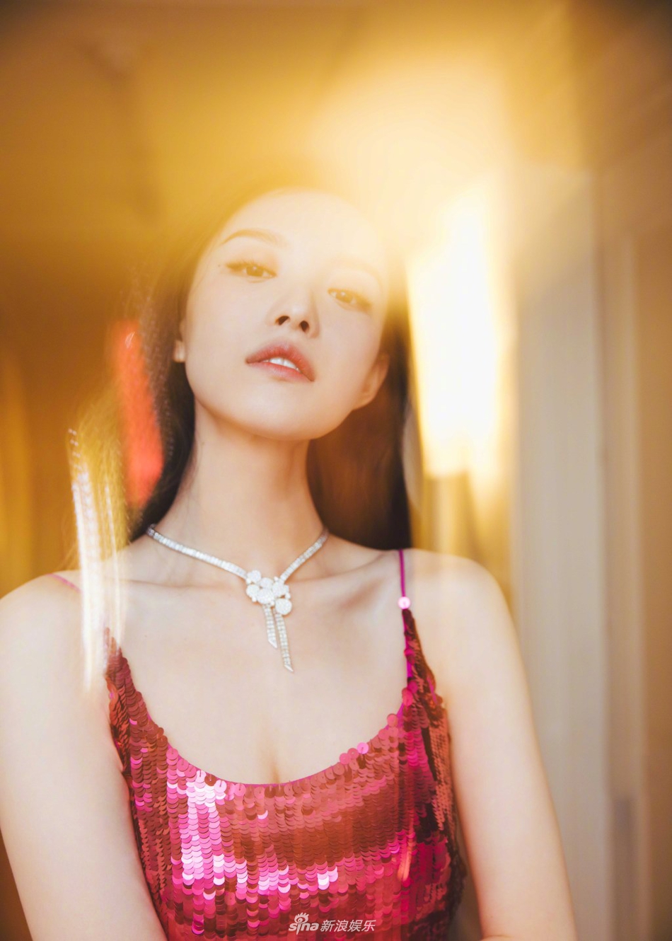 组图:倪妮吊带亮片裙秀美背 光影迷幻下尽显性感迷人