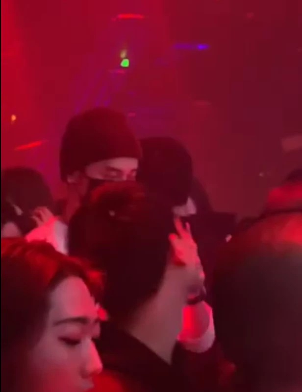 [奇趣网]蒋劲夫懒理家暴乌拉圭女友风波 低调现身酒吧寻欢作乐