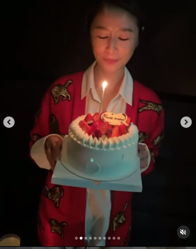 组图：林心如晒46岁庆生现场图 和霍建华贴脸合照幸福甜蜜_1