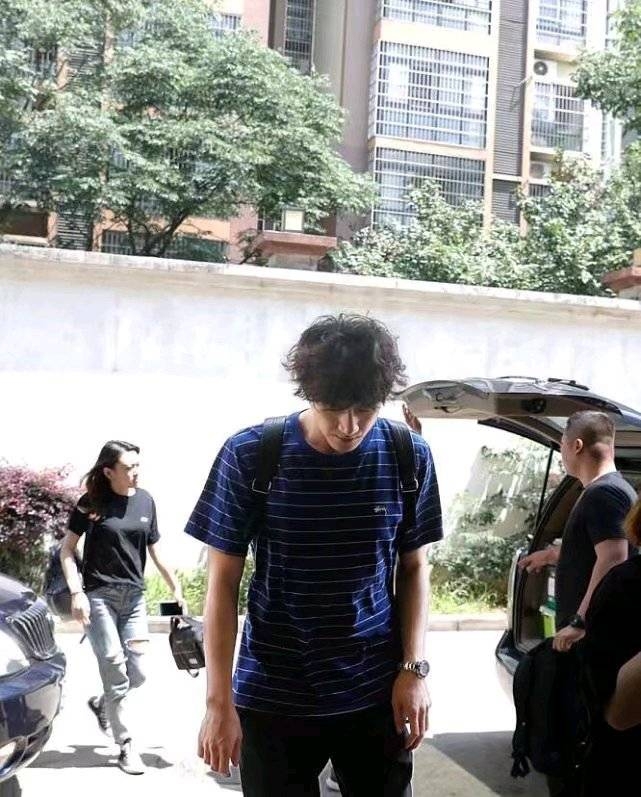 组图 林更新王丽坤游台北再同框 两人不修边幅