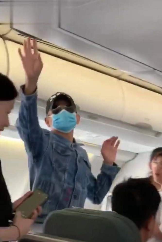 刘德华飞马来西亚疑陪老婆回家 被网友偶遇获赞亲切