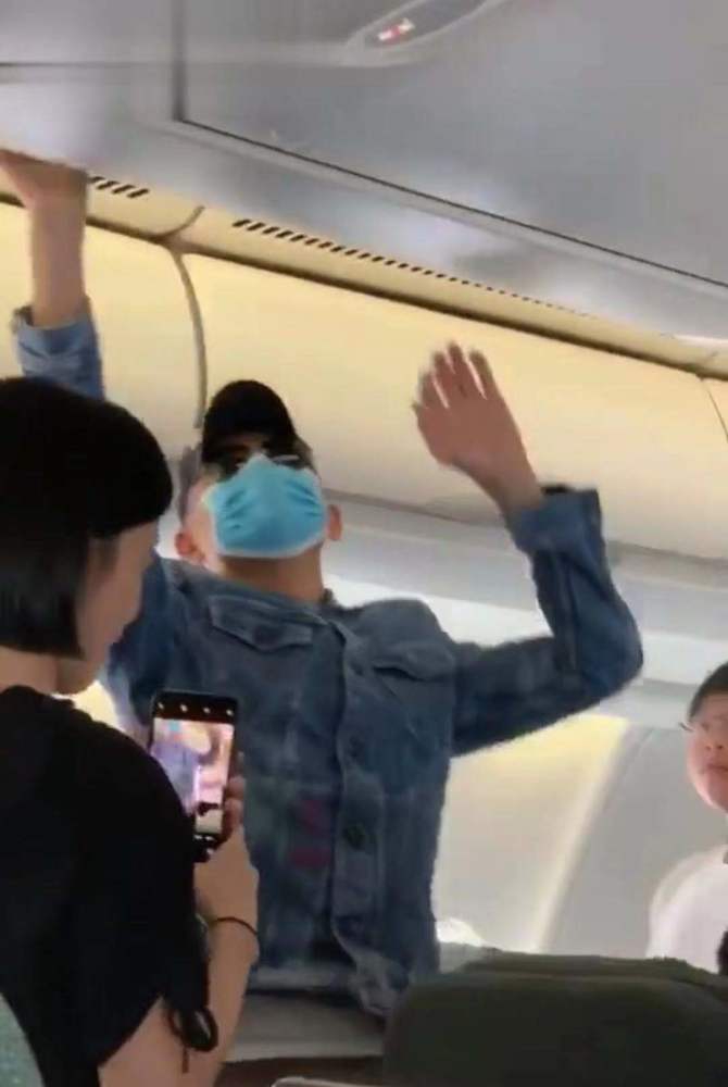 刘德华飞马来西亚疑陪老婆回家 被网友偶遇获赞亲切