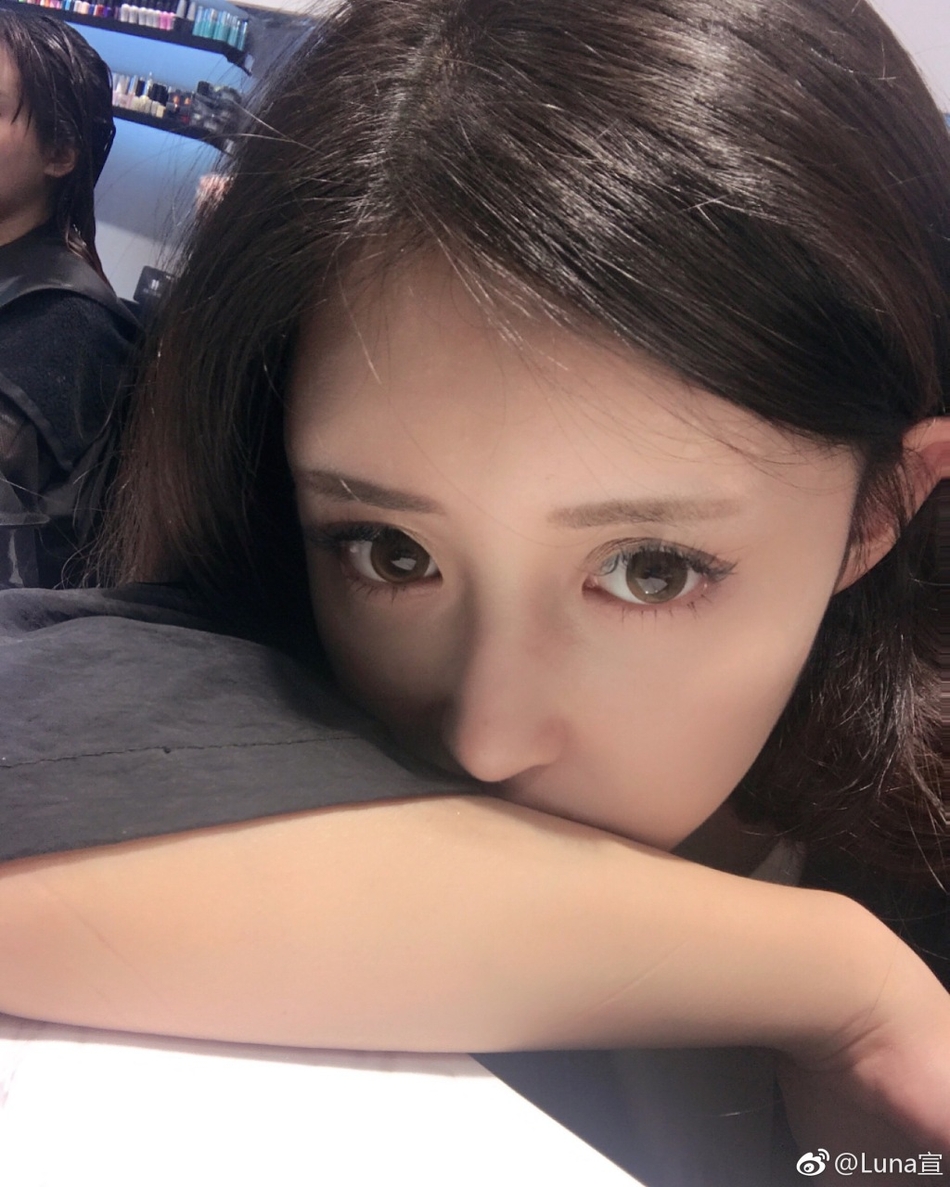 据台媒,潘玮柏被曝与上海东方航空公司空姐@luna宣(微博名)热恋同居中