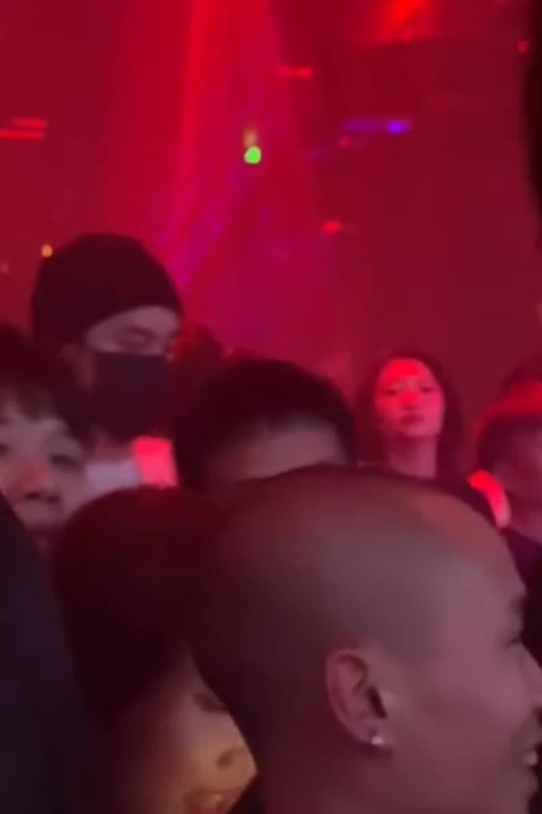 [奇趣网]蒋劲夫懒理家暴乌拉圭女友风波 低调现身酒吧寻欢作乐