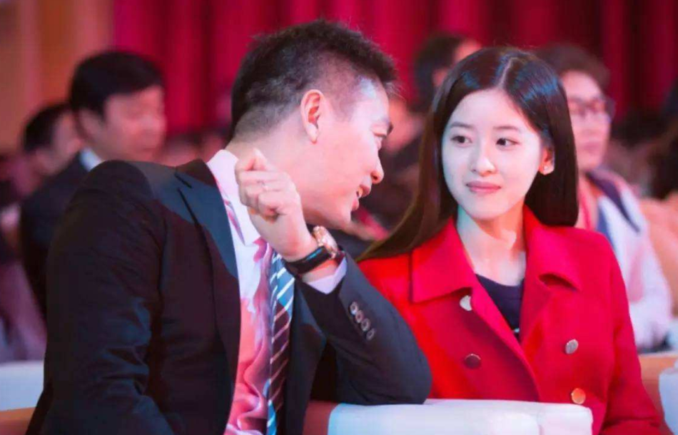 組圖：“奶茶妹妹”章澤天抱愛犬拍照 染微黃發(fā)色更顯溫柔(圖6)