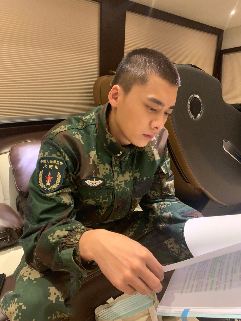 组图:李易峰参加火箭军集体婚礼 穿军装进场帅气挺拔