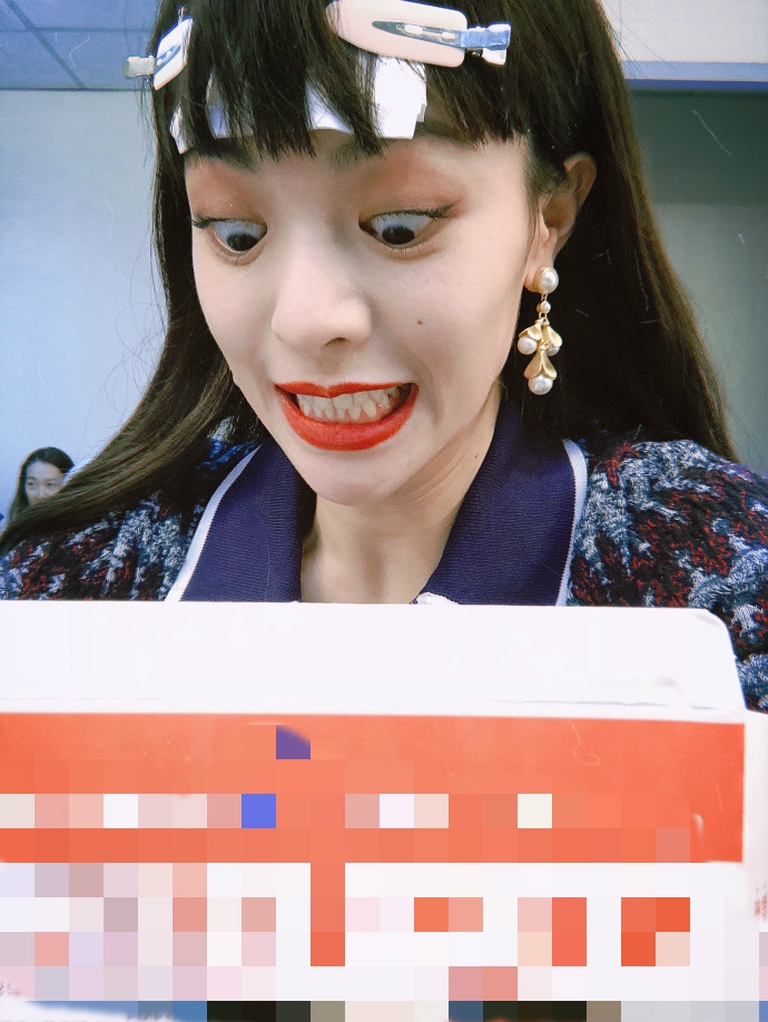 组图:钟楚曦龇牙咧嘴自拍丑到没朋友 吐舌斗鸡