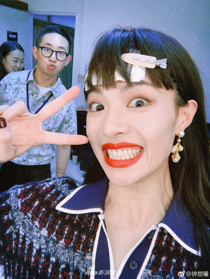 组图:钟楚曦龇牙咧嘴自拍丑到没朋友 吐舌斗鸡