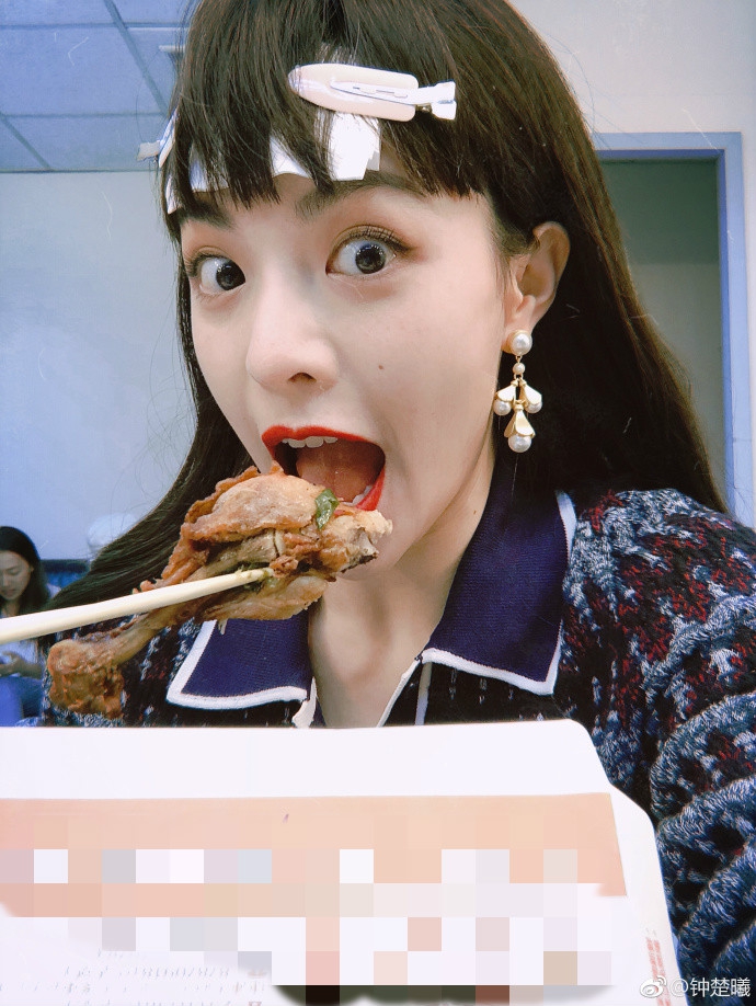 组图:钟楚曦龇牙咧嘴自拍丑到没朋友 吐舌斗鸡