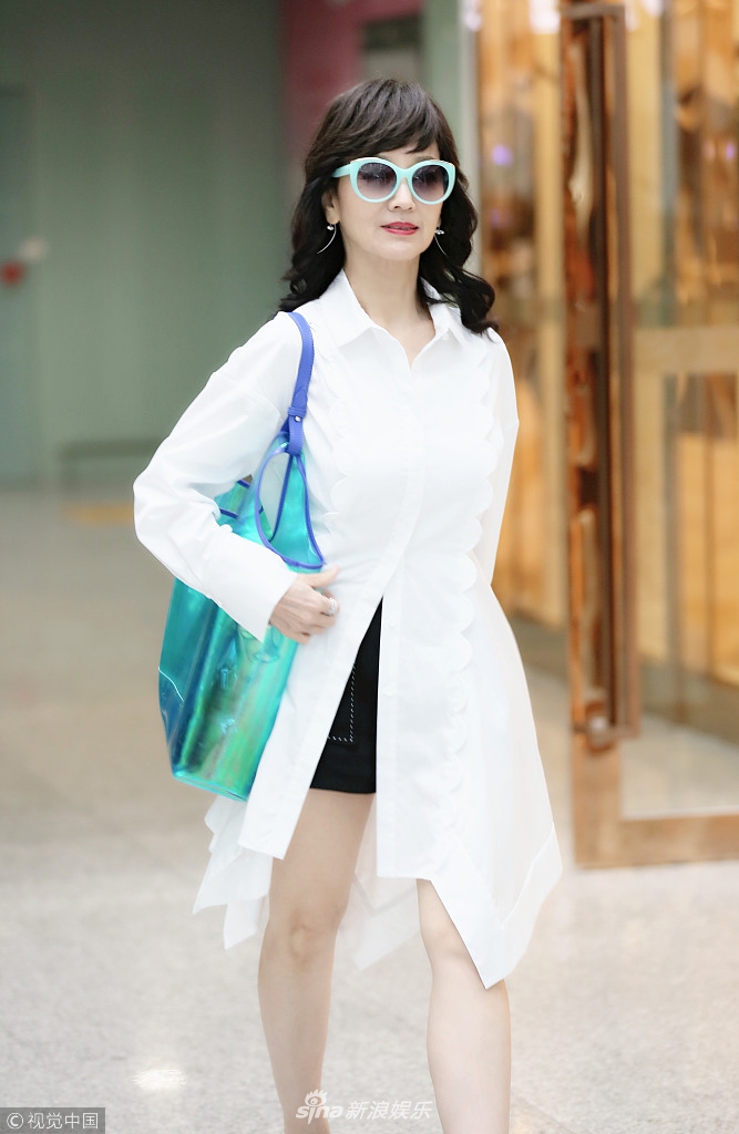 透明白衬衣配黑色内衣_女白衬衣黑色西裤配