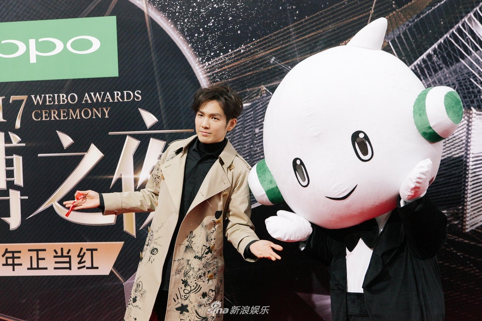 组图:钟汉良穿涂鸦风衣出席微博之夜 获2017微博年度男神