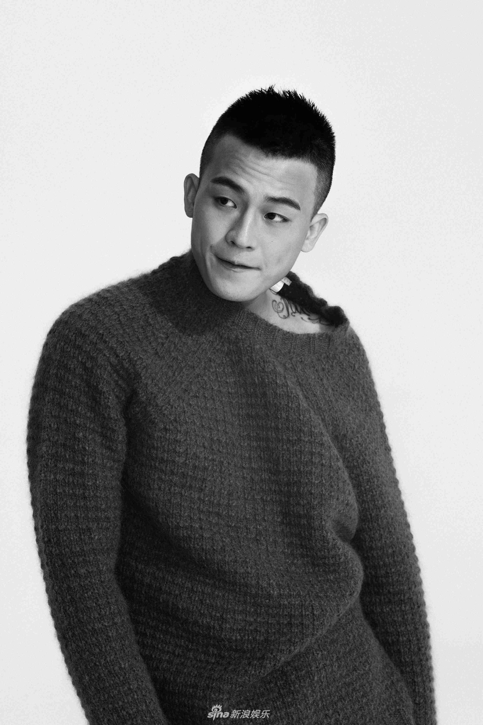 欧豪黑白极简写真曝光 浅露酒窝展招牌暖笑