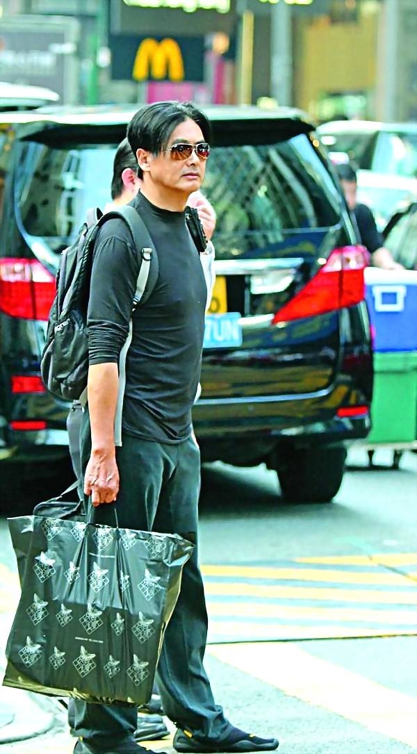 周润发坐地铁买669元运动鞋接地气_高清图集_新浪网
