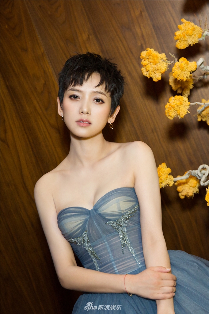 [明星风采]“冯女郎”李晓峰仙气亮相 发光美貌令人心动[4P] [复制链接]