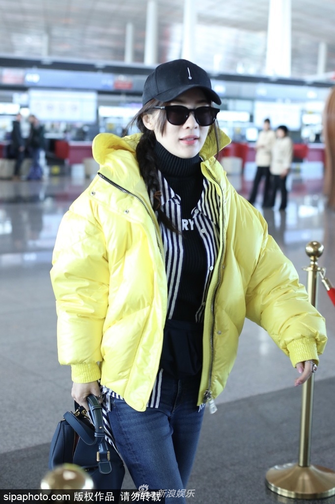 组图:霍思燕独自现身不见嗯哼 戴棒球帽墨镜遮面显高冷范儿