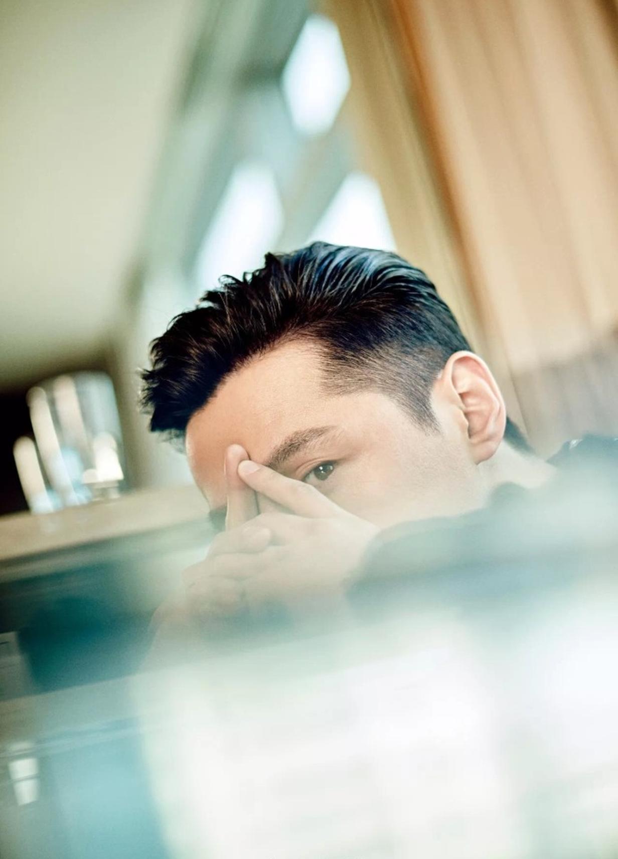 组图:胡歌登封面演绎优雅绅士 眼神深邃展型男荷尔蒙