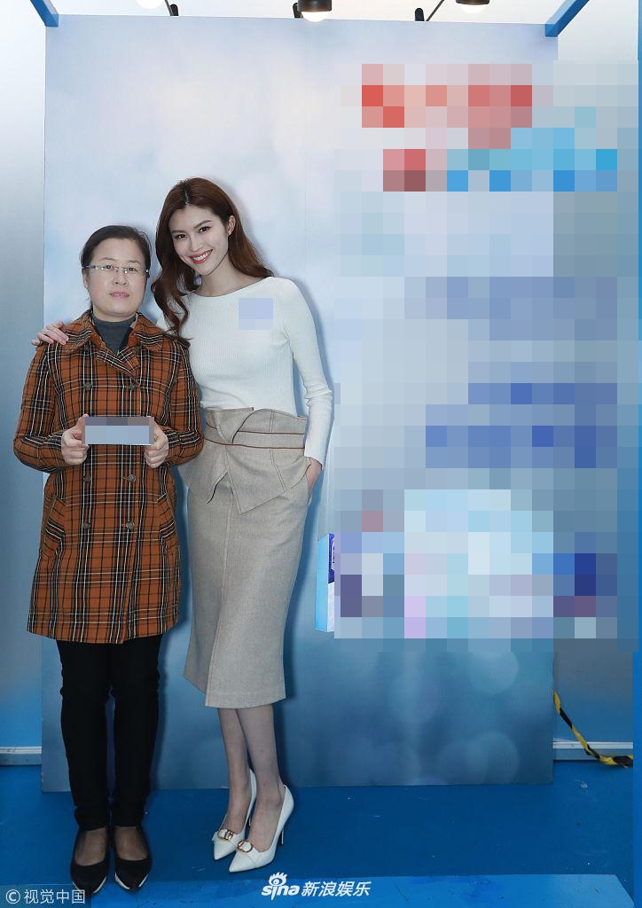 组图:何穗穿素色开叉裙秀美腿 与粉丝亲切合影露甜笑"礼貌蹲"
