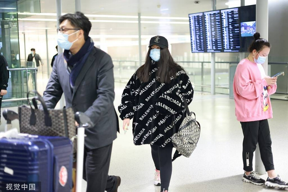 组图：王岳伦与女儿王诗龄现身机场 王诗龄身高已接近王岳伦_3
