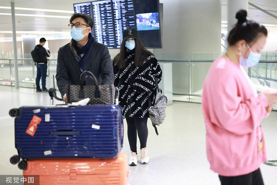组图：王岳伦与女儿王诗龄现身机场 王诗龄身高已接近王岳伦_1