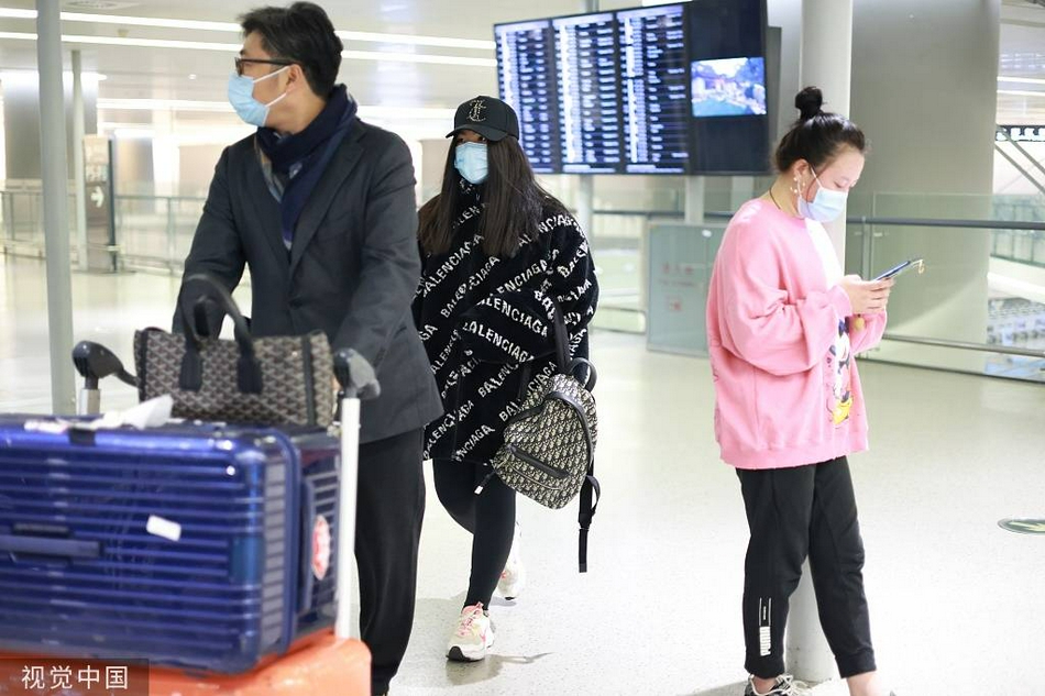 组图：王岳伦与女儿王诗龄现身机场 王诗龄身高已接近王岳伦_2