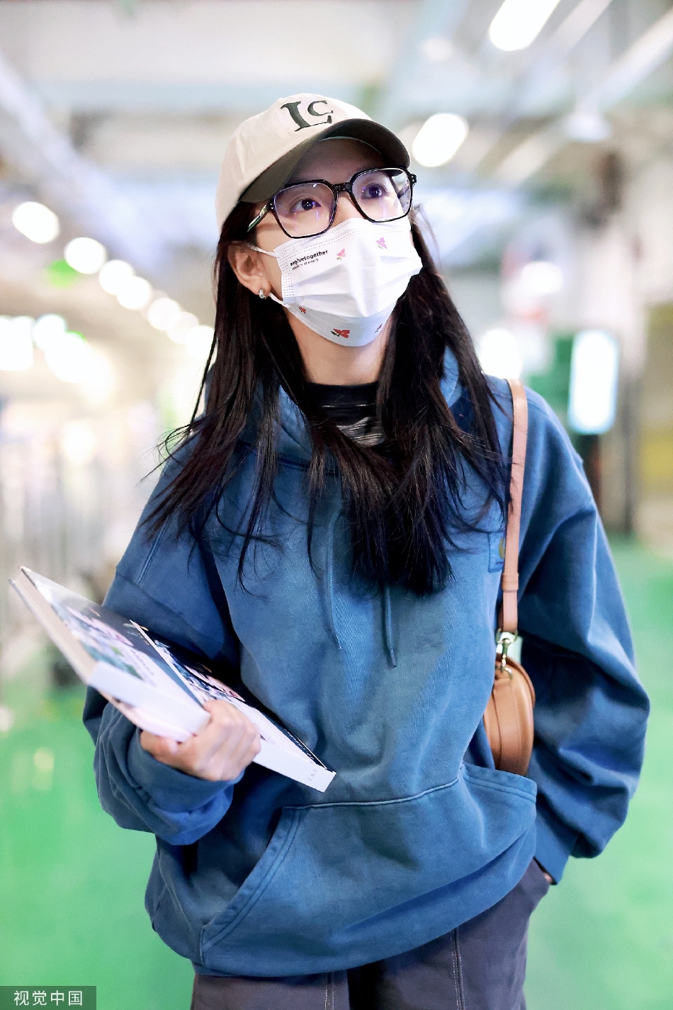 组图:演员章若楠现身北京机场蓝色卫衣搭配黑框眼镜呆萌可爱