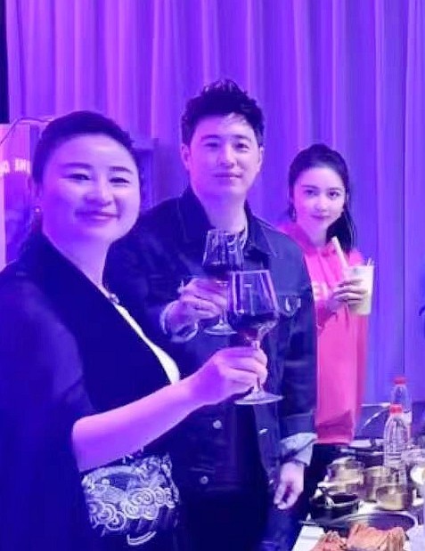 组图：潘玮柏与妻子宣云甜蜜同框 出席活动与朋友聚会心情大好_8