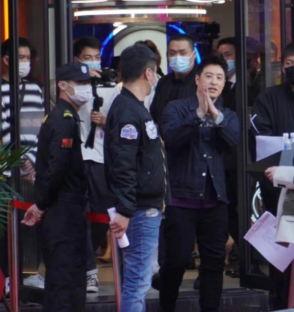 组图：潘玮柏与妻子宣云甜蜜同框 出席活动与朋友聚会心情大好_1