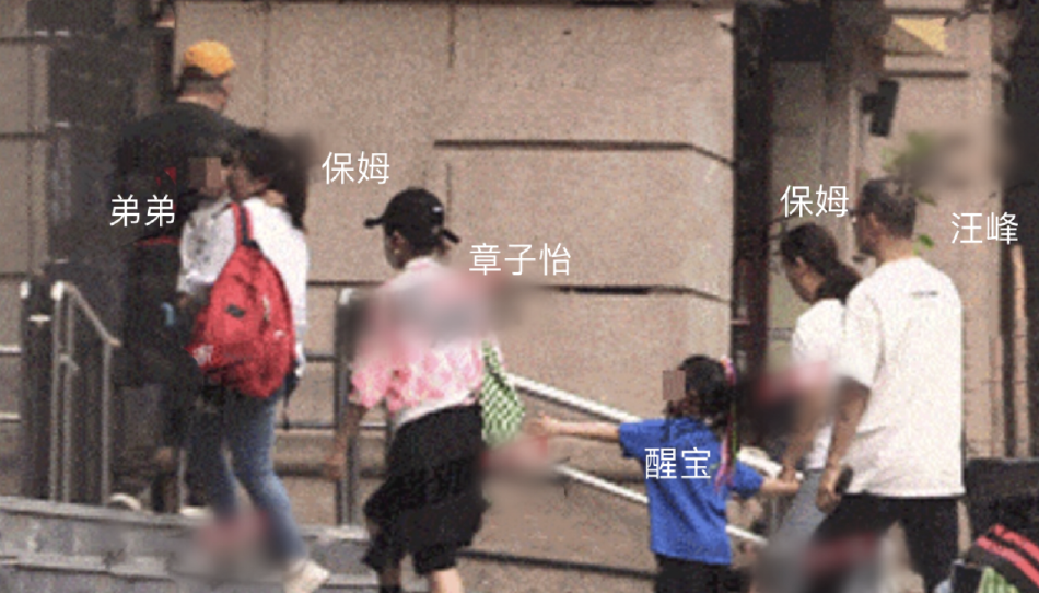 组图:章子怡汪峰被拍到一家五口外出聚餐画面温馨第2张图片 组图:章子怡汪峰被拍到一家五口外出聚餐画面温馨第2张图片