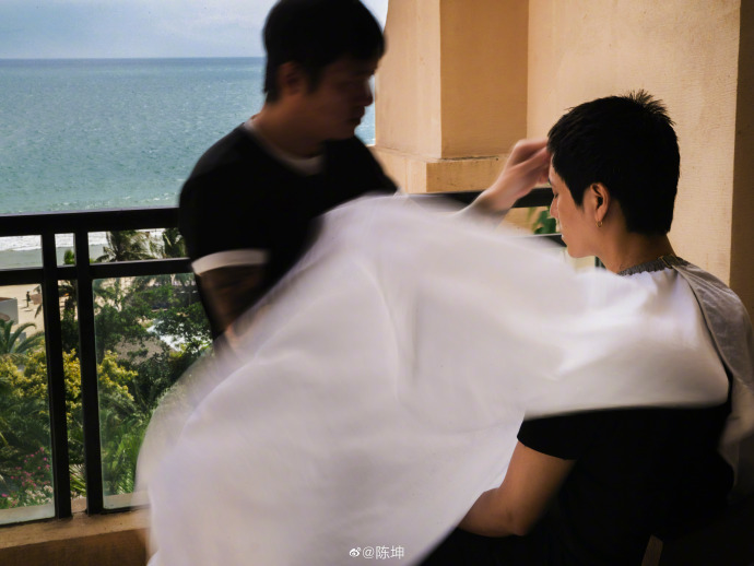 组图：陈坤晒海边阳台剪发照 寸头自拍帅气迷人_0