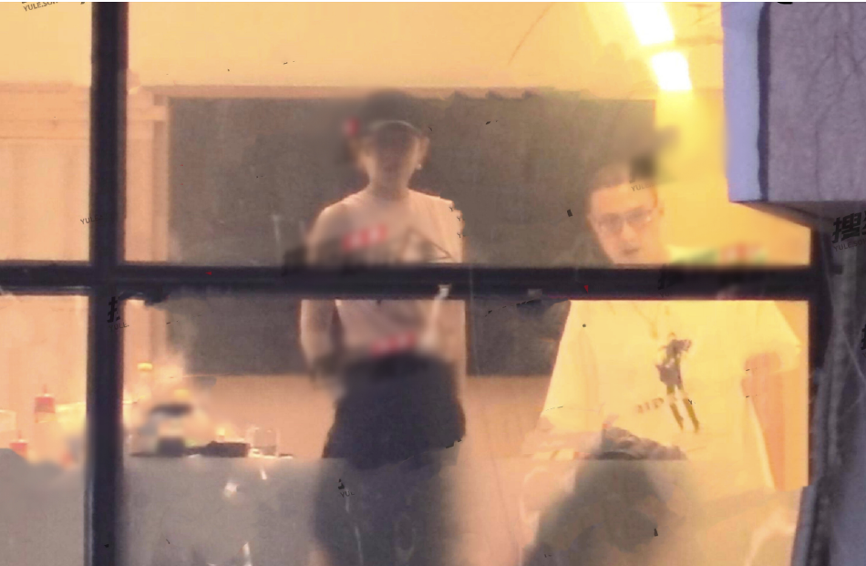 组图:章子怡汪峰被拍到一家五口外出聚餐画面温馨第3张图片 组图:章子怡汪峰被拍到一家五口外出聚餐画面温馨第3张图片