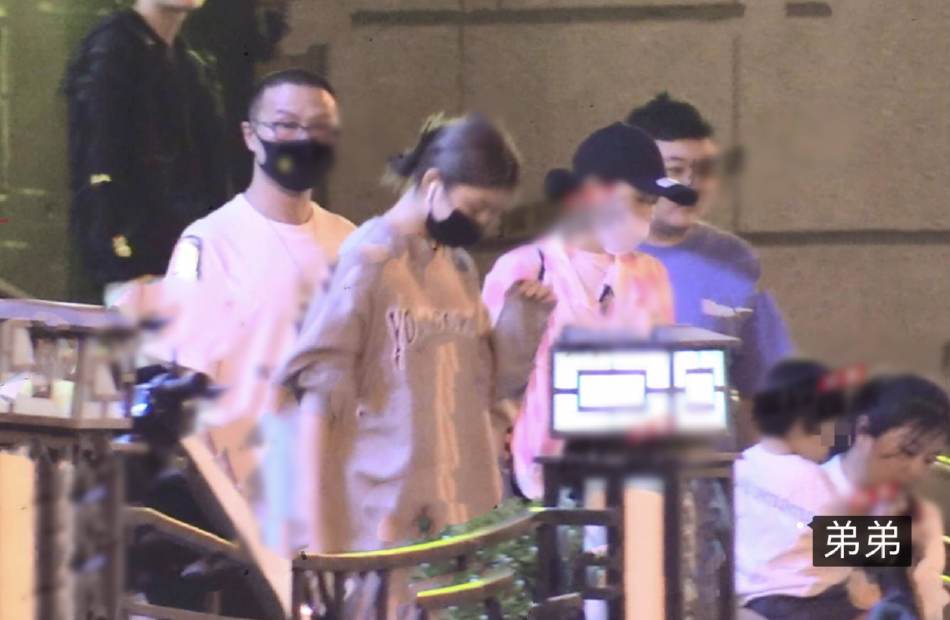 组图:章子怡汪峰被拍到一家五口外出聚餐画面温馨第7张图片 组图:章子怡汪峰被拍到一家五口外出聚餐画面温馨第7张图片