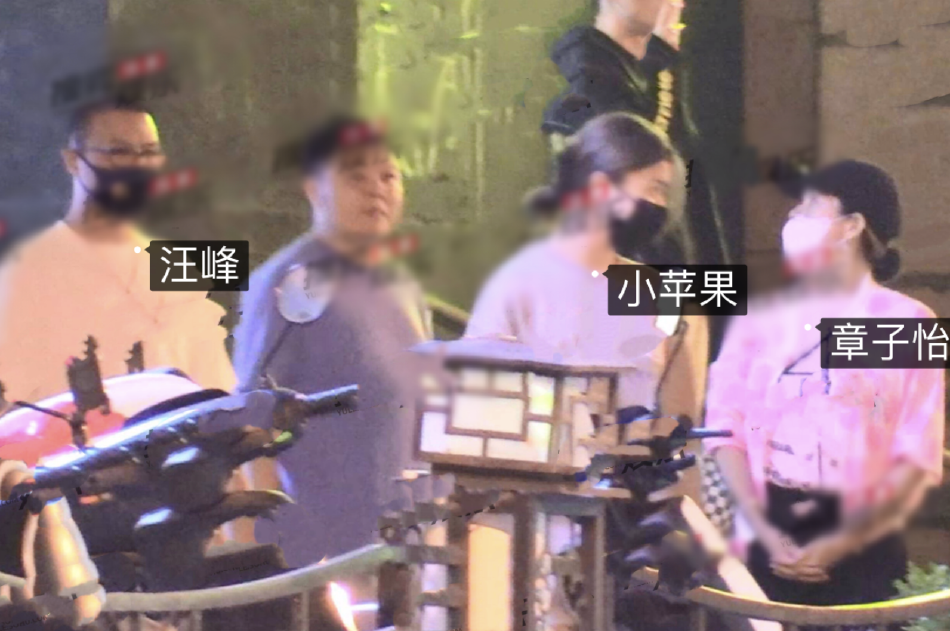 组图:章子怡汪峰被拍到一家五口外出聚餐画面温馨第6张图片 组图:章子怡汪峰被拍到一家五口外出聚餐画面温馨第6张图片