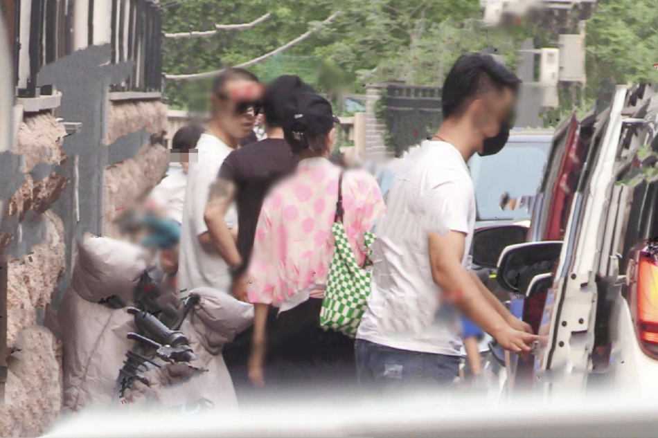 组图:章子怡汪峰被拍到一家五口外出聚餐画面温馨第1张图片 组图:章子怡汪峰被拍到一家五口外出聚餐画面温馨第1张图片