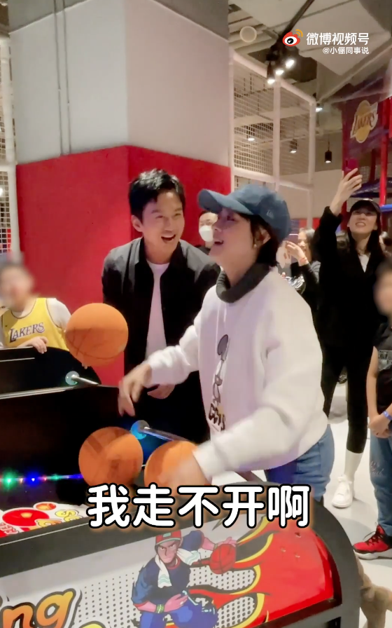 组图：孙俪邓超夫妇玩投篮游戏 甜蜜互怼感情令人羡慕_7