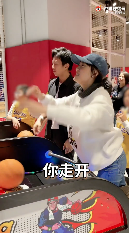 组图：孙俪邓超夫妇玩投篮游戏 甜蜜互怼感情令人羡慕_5