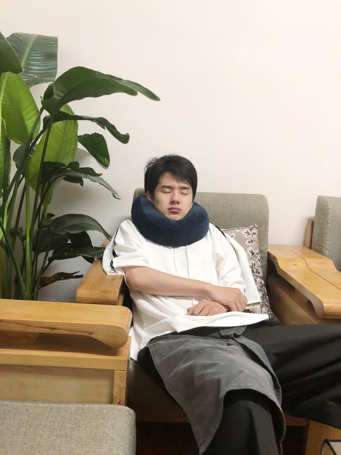 组图:刘昊然拍摄间隙沙发小憩 戴u型枕睡出双下巴