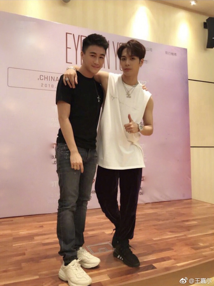 组图:王嘉尔晒演唱会后台合照 奚梦瑶现身捧场