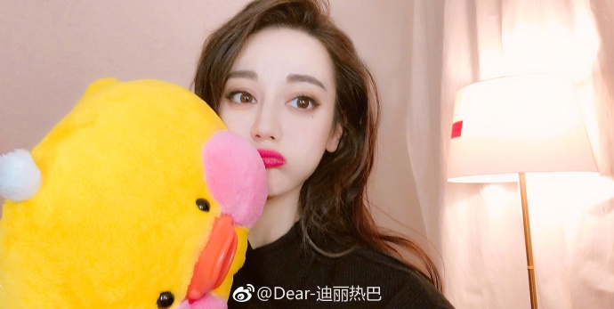 组图:庆祝电影《21克拉》票房破亿 迪丽热巴嘟嘴卖萌晒自拍