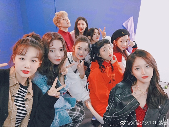 组图:紫宁晒火箭少女集体合影 对镜卖萌俏皮耍酷个性十足