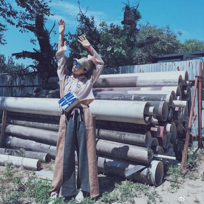 组图:宋茜动作搞怪解锁旅拍新姿势 打扮时尚调