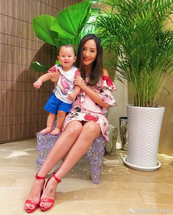 组图:名媛关颖携儿女出游 怀孕6月只胖肚子身材火辣依旧