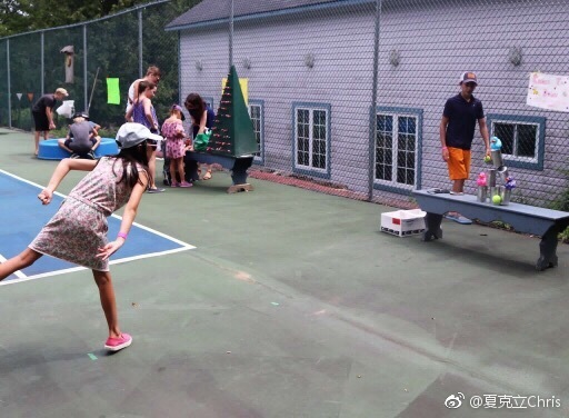 夏克立携女度假游集会 夏天打网球玩飞镖超开心