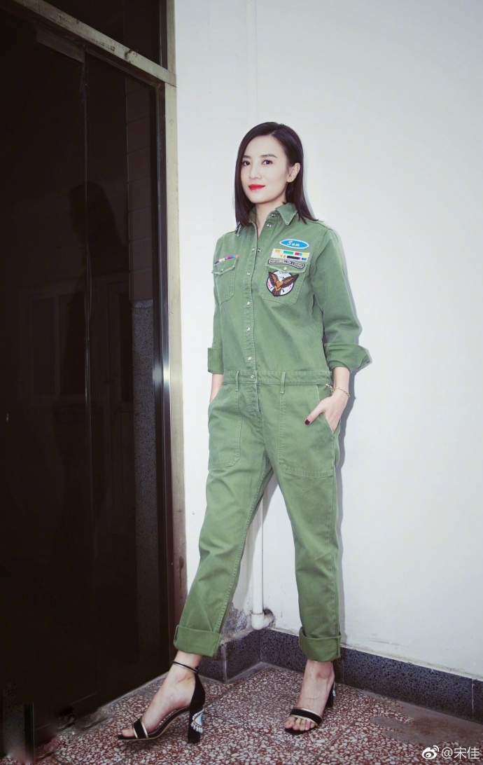 组图:宋佳烈焰红唇妩媚诱人 身穿连体裤尽显高挑身材