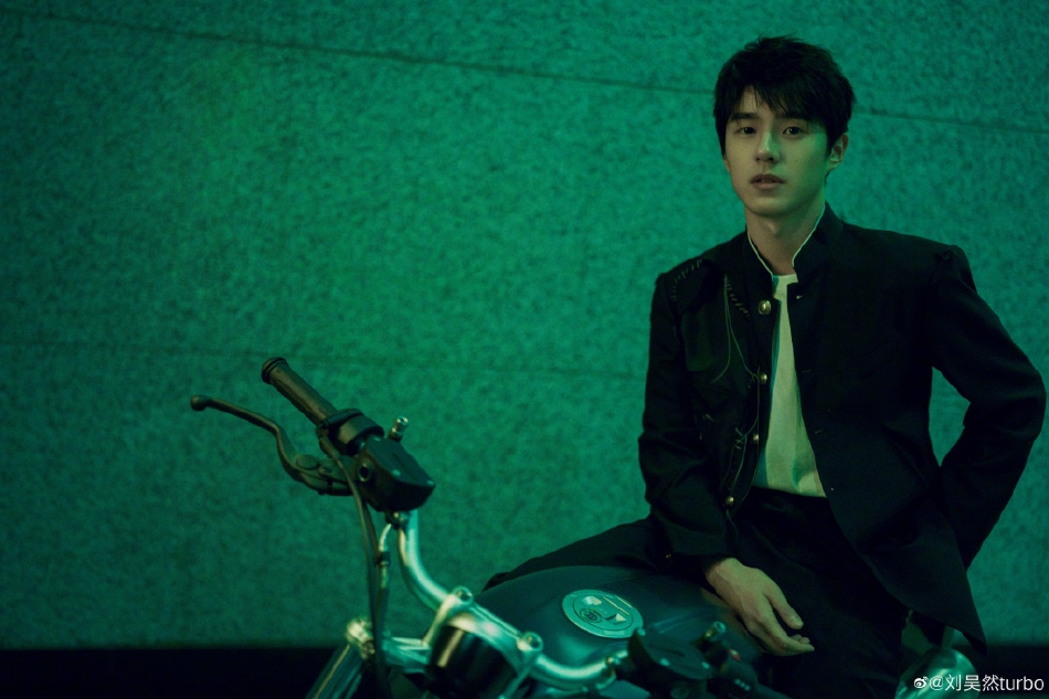 组图：刘昊然献唱《new boy》 网友调侃“偷偷报了声乐班”_2