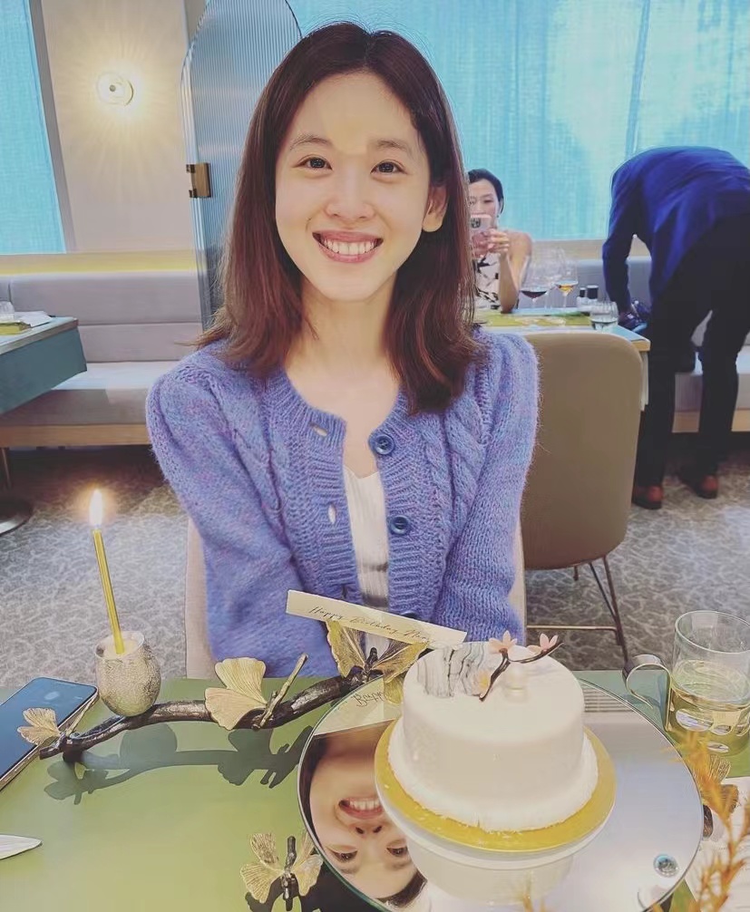 组图：章泽天晒照庆祝28岁生日 化淡妆披肩头发状态好_1