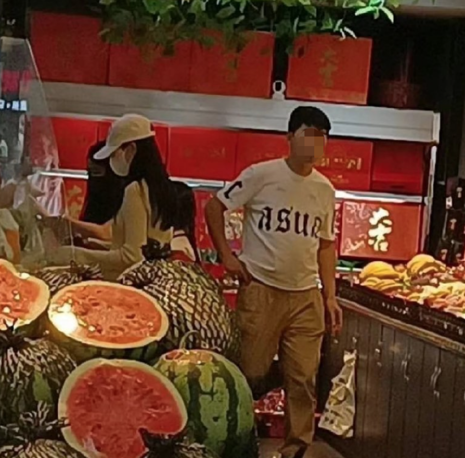 网友晒照称偶遇迪丽热巴买水果 其打扮休闲好接地气
