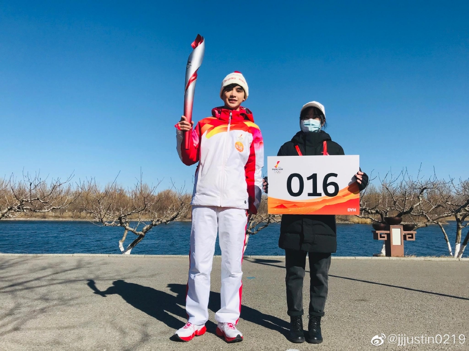 组图：黄明昊晒传递冬奥火炬照片 感慨“是最难忘的记忆”_6