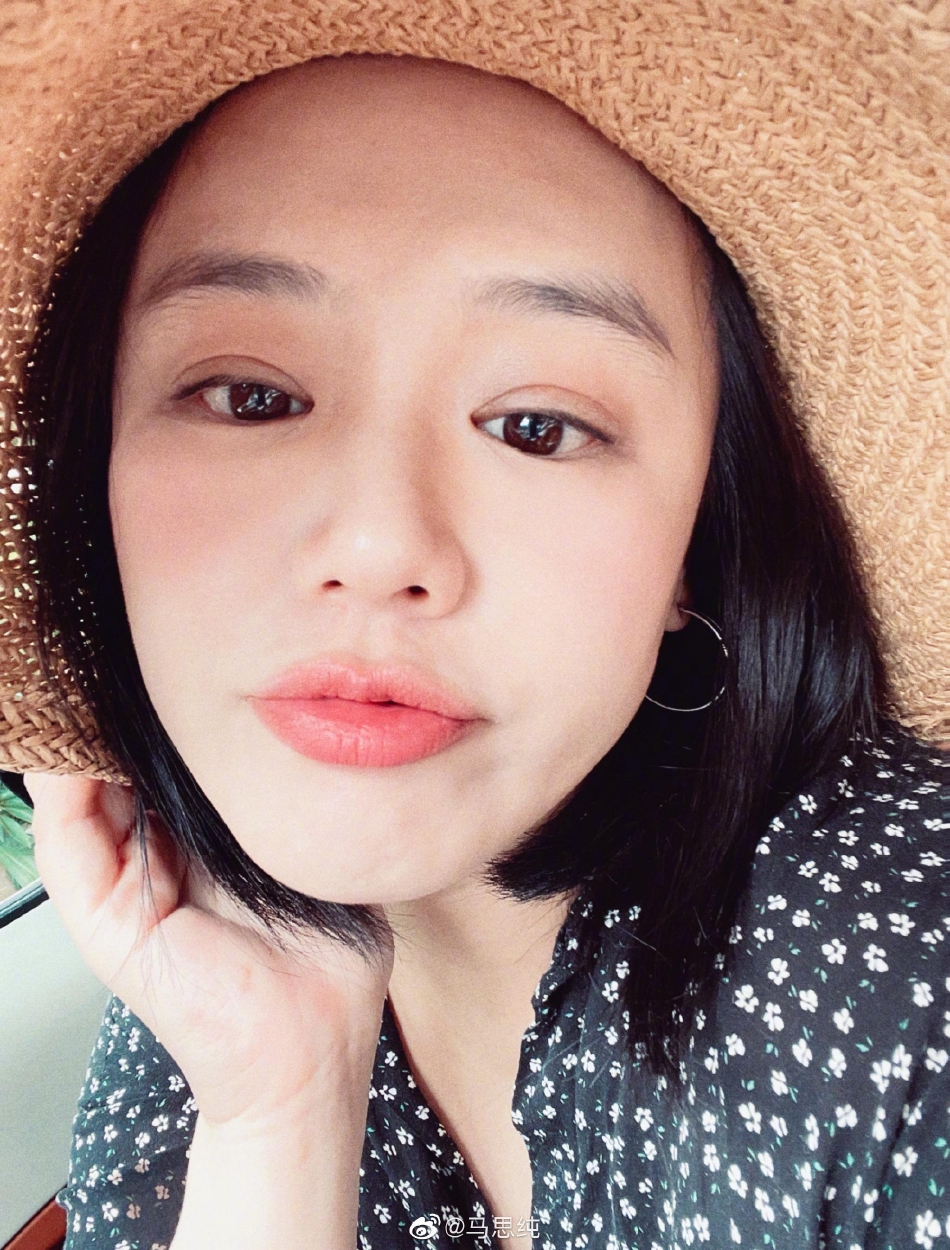 组图：马思纯晒怼脸自拍状态好 戴草帽搭配碎花上衣好清新_3