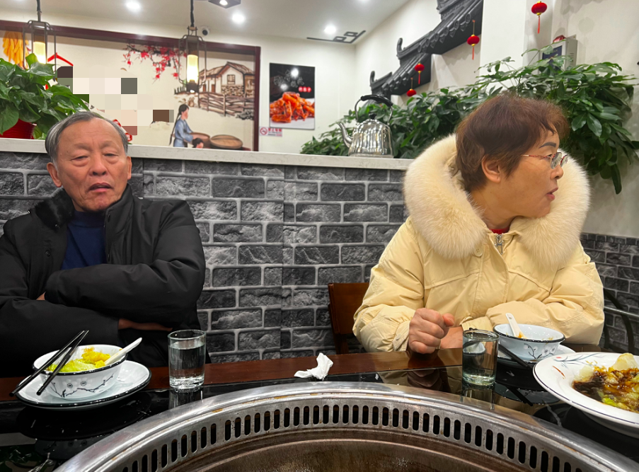 组图：林允晒和爸妈采草莓照片 素颜出镜和家人开心比耶_2