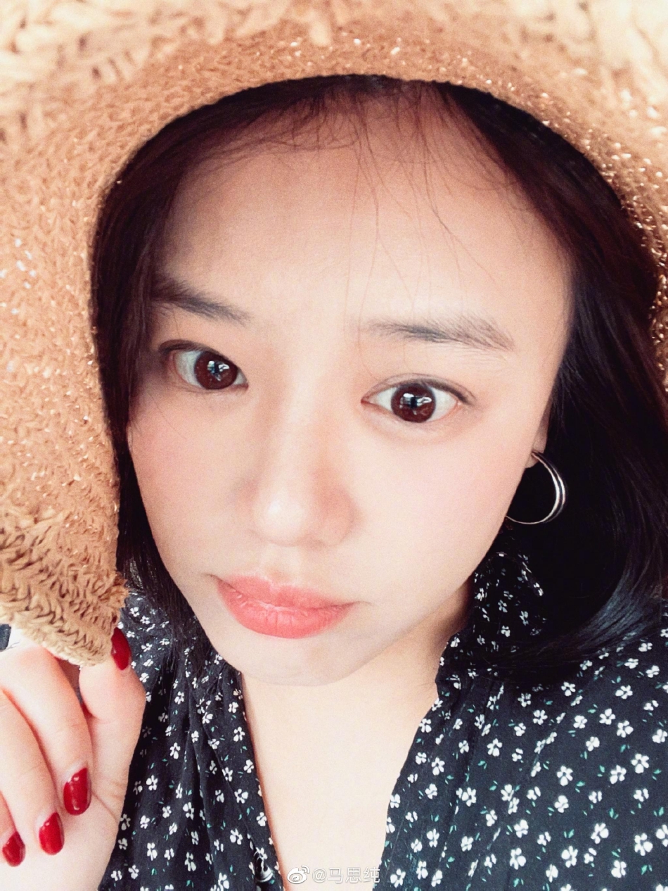 组图：马思纯晒怼脸自拍状态好 戴草帽搭配碎花上衣好清新_1